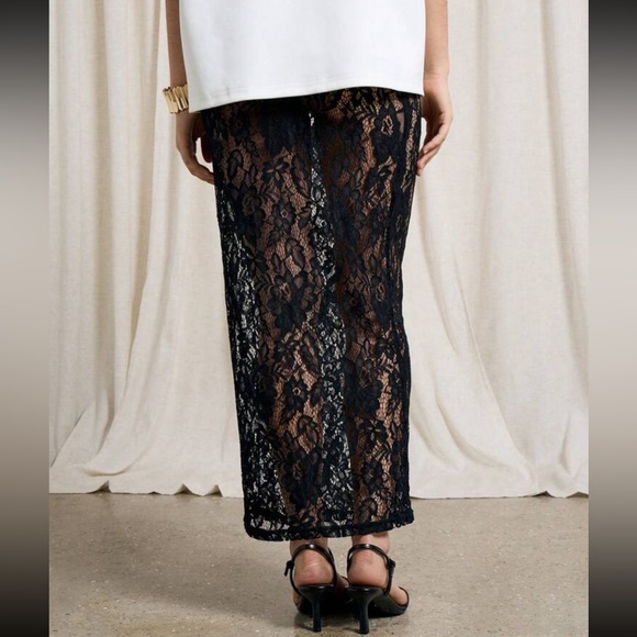Elegant Black Lace Midi Skirt - Picture 3 of 3